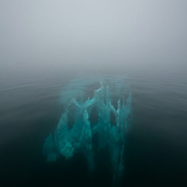 【升维视野】《金融周期与变异密码:破除信息迷雾,重塑顶级认知》(下篇) 迷雾完全笼罩的寂静冰川海域,水面风平浪静,水下是极度深邃的反常规冰层结构